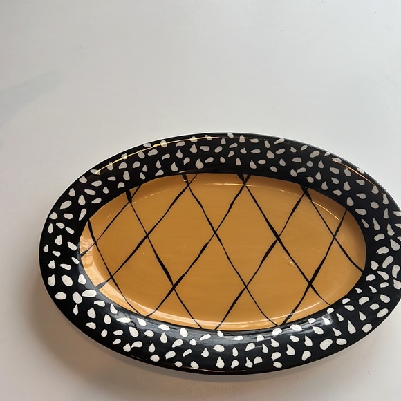 droll design tea pot and creamer sugar on plate - Picture 5 of 10